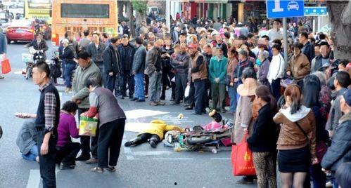 吃瓜现场东站路人