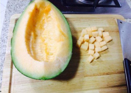 外国大妈直播吃哈密瓜,哈密瓜美味引全球关注