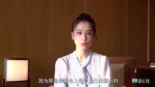 男子吃瓜掉下水,意外成为网友热议焦点