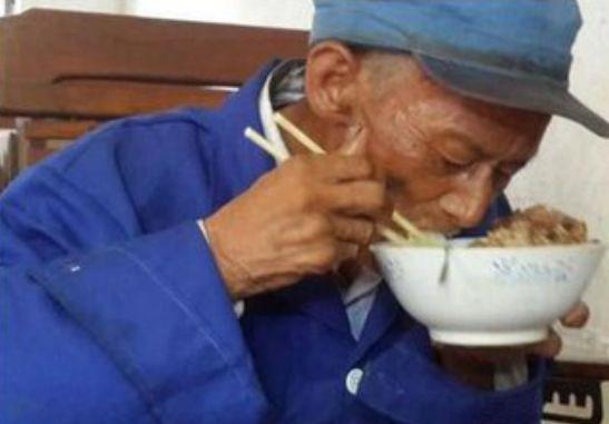 吃瓜野生大爷视频,野生大爷吃瓜视频走红网络  第3张