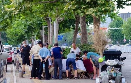 大哥火车上吃瓜,意外成为车厢焦点 第2张 大哥火车上吃瓜,意外成为车厢焦点 第2张