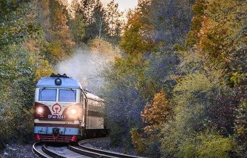 大哥火车上吃瓜,意外成为车厢焦点 第3张 大哥火车上吃瓜,意外成为车厢焦点 第3张