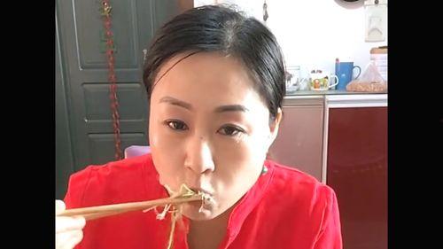 大姐吃瓜笑场,现场欢乐无限  第2张