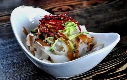 小呆瓜吃凉皮,一场味蕾与视觉的双重盛宴