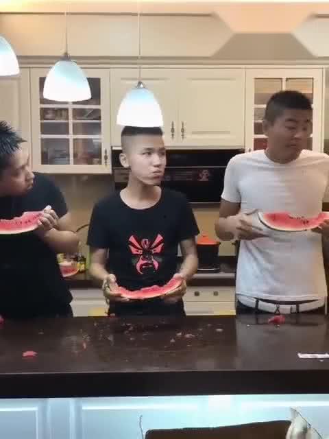 比赛吃瓜速度搞笑  第2张