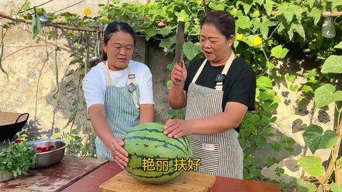 姐姐来家吃瓜,姐姐光临，温馨家庭时光