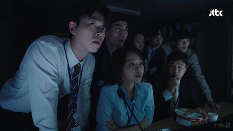 吃瓜群众齐看戏,吃瓜群众齐看戏，一场全民娱乐盛宴