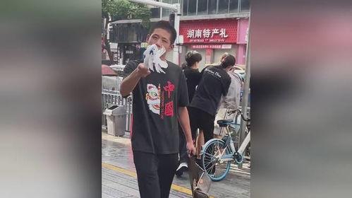 夫妻路边吃瓜的视频,甜蜜画面引网友热议  第3张