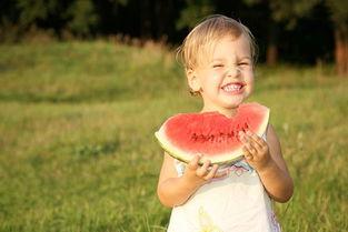 夏天吃瓜的宝宝